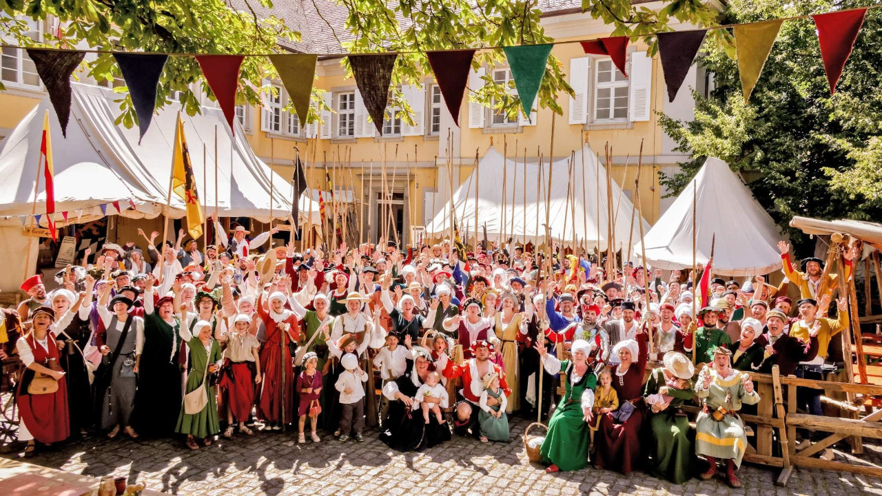 Gruppenbild der Landsknechte im Amtshof